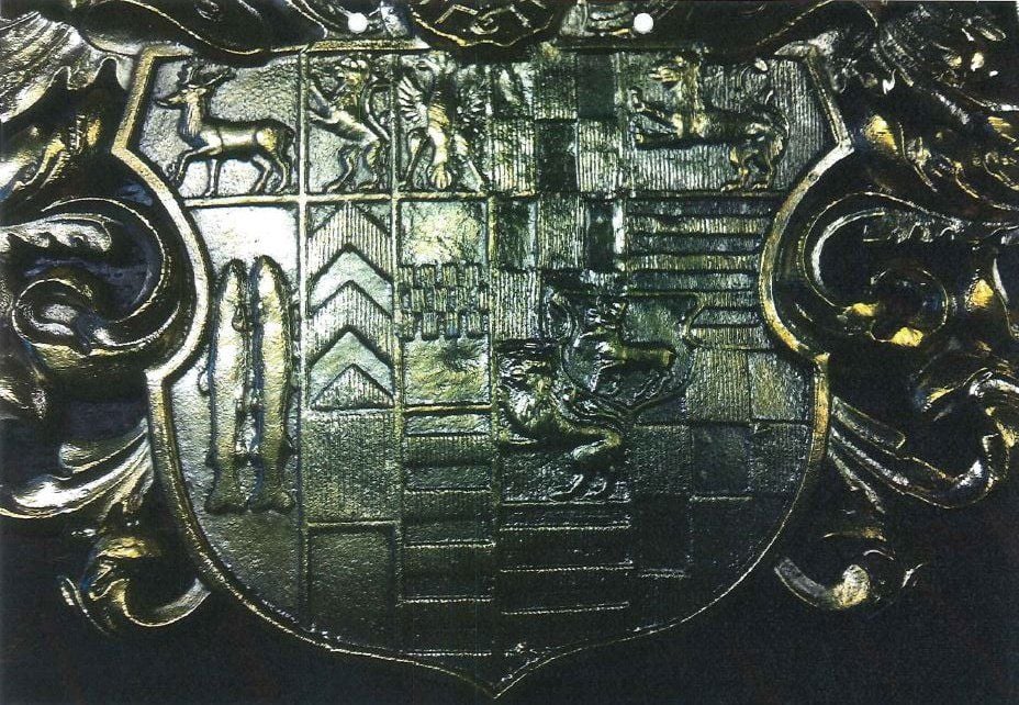 Dieses Wappen des Fürsten zu Stolberg-Wernigerode wurde von der Fassade des Karlshauses nahe Wernigerode gestohlen.