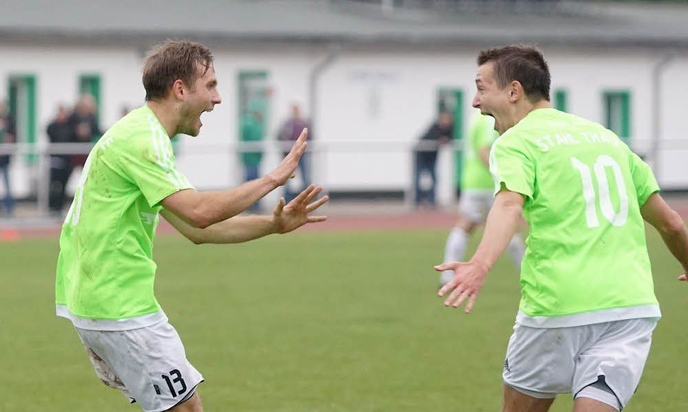 Artjoms Lonscakovs (l.), hier mit Kai Rathsack, konnte sich in Krevese erneut über ein Tor freuen, doch für einen Stahl-Sieg reichte es nicht.