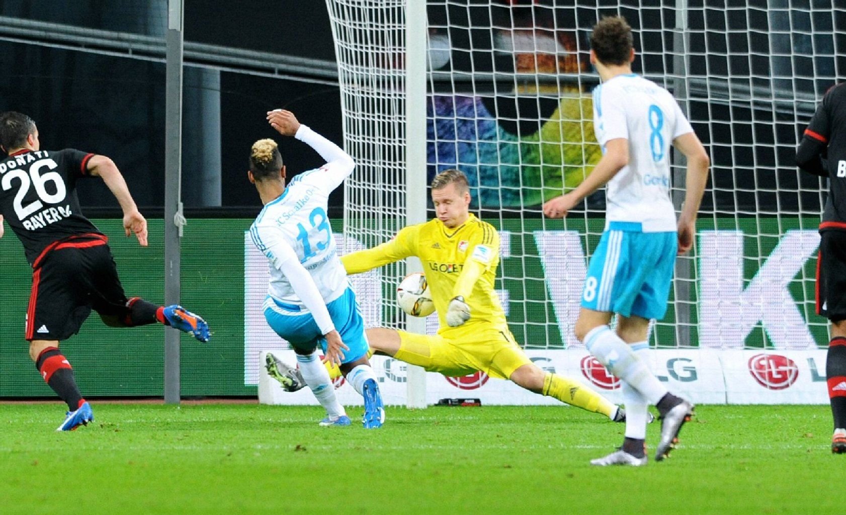 Eric Maxim Choupo-Moting erzielt das 0:1 für den FC Schalke.