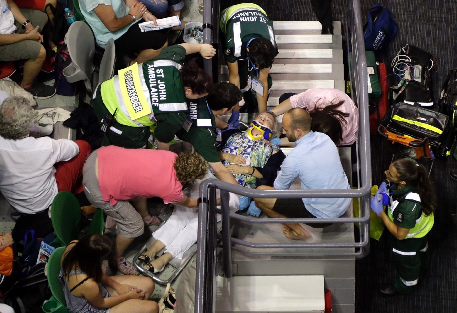 Sanitäter bergen die verletzte Frau nach ihrem Sturz aus dem Stadion.