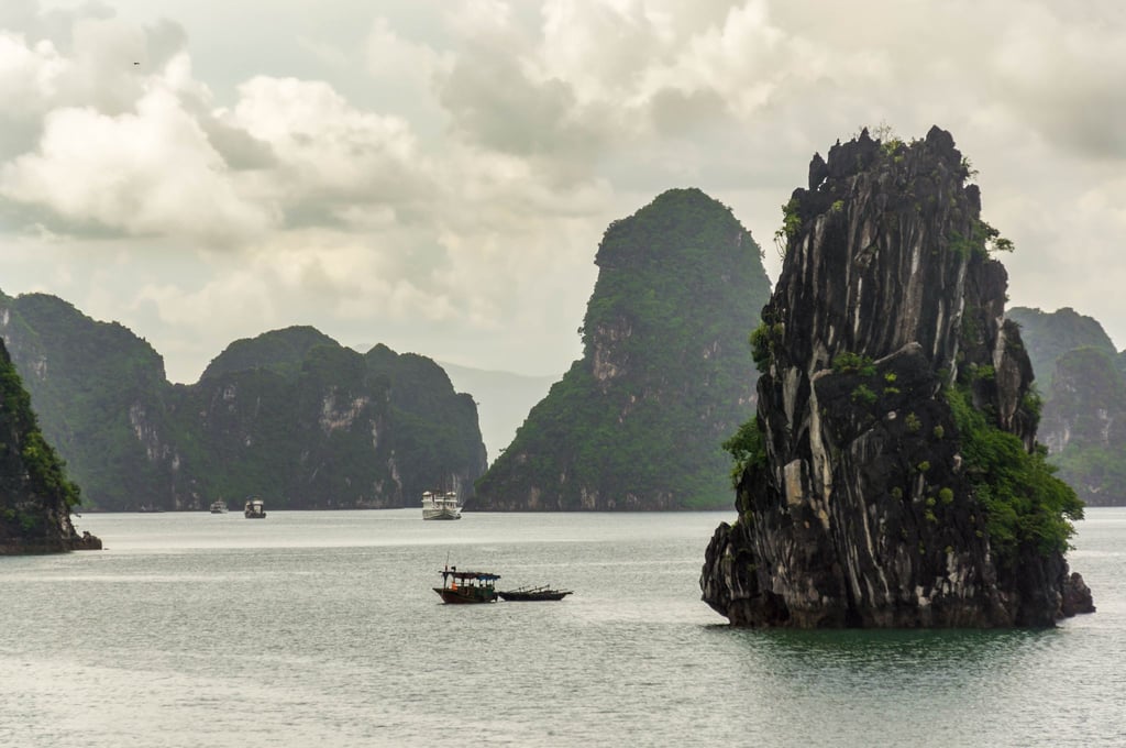 Die Halong-Bucht mit ihren Karstfelsen ist eine der Top-Sehenswürdigkeiten Vietnams - gleich nebenan liegt die Insel Cat Ba.