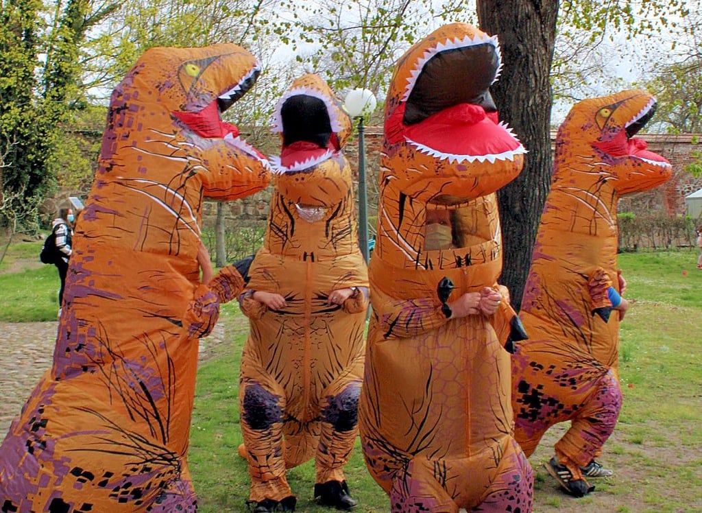 Die Klassenlehrer der vier 12. Klassen schlüpften am letzten Schultag in Dinosaurier-Kostüme.