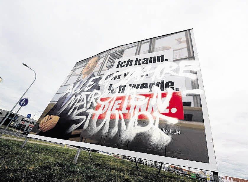 Mit Farbe wurden die Wahlplakate der Parteien von Unbekannten in Wolfen und Bitterfeld besprüht. Die Polizei ermittelt.