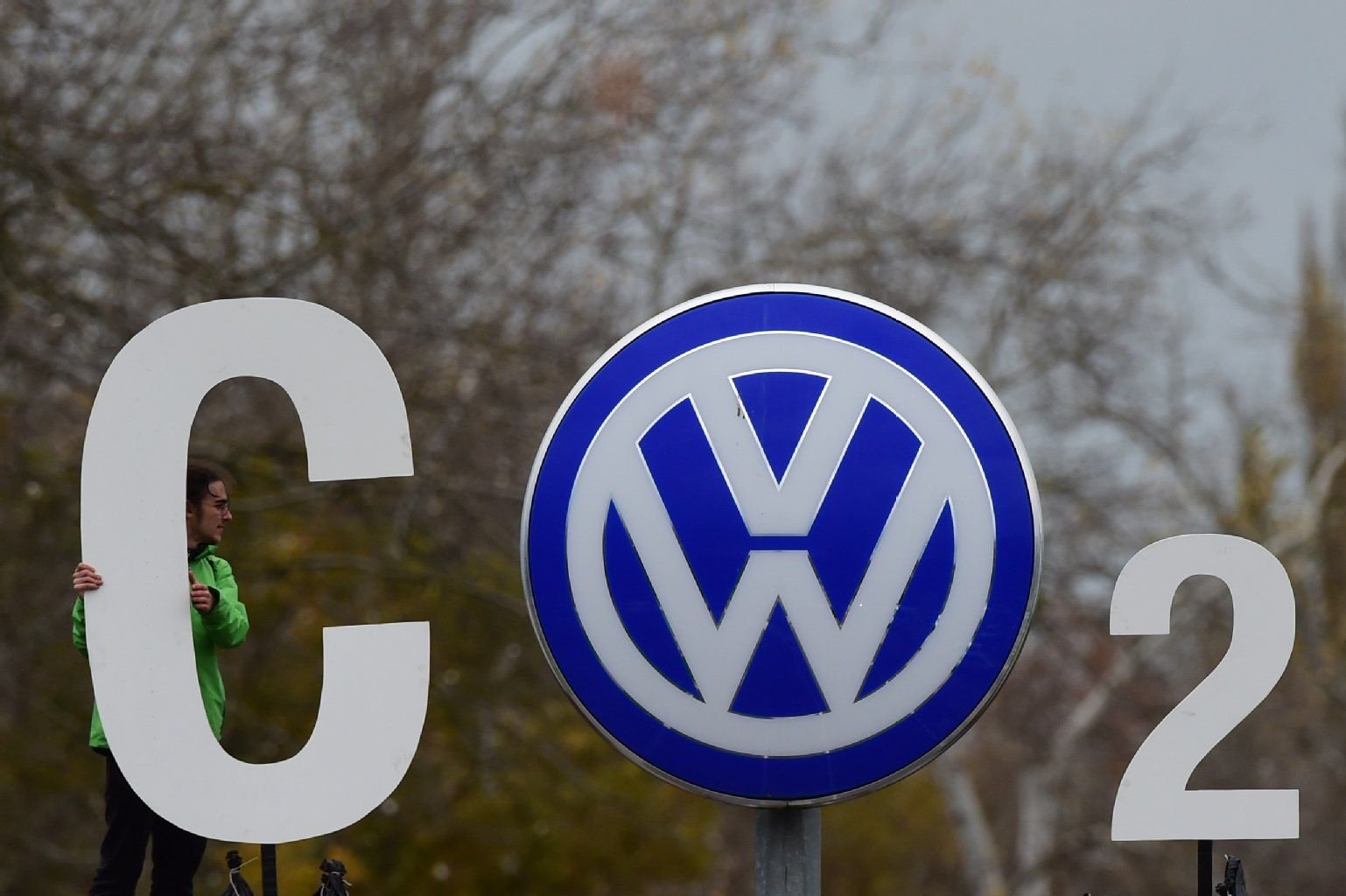 Aktivisten von Greenpeace haben aus dem VW-Logo ein CO2-Zeichen gemacht.