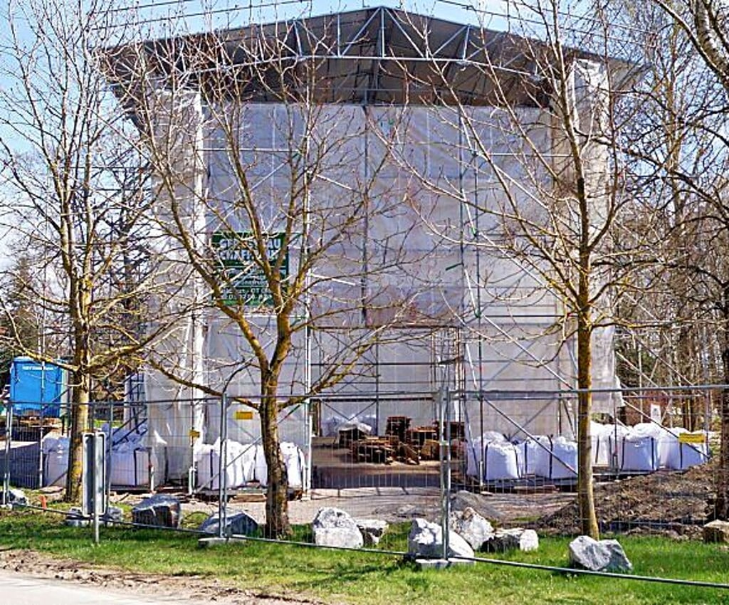 Eine Halle spannt sich am neuen Standort über die Kirchenteile.