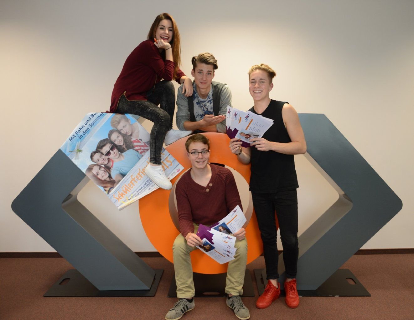 Models des Schülerferientickets 2015 bei der Sichtung der Bewerber für 2016 (v. l.): Elena Pasniceanu aus Kläden/Arendsee, Paul Isenhuth aus Magdeburg, Robin Solf aus Halle und Tobias Hildebrand aus Sangerhausen (vorn).