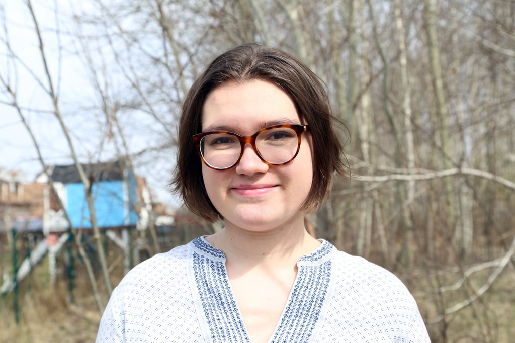 Die polnische Schülerin Krystyna Paszko (18) steht auf einem Feld in der Nähe ihres Elternhauses in Warschau. Sie hatte die Idee für einen Fake-Onlineshop für Naturkosmetik, wo Opfer häuslicher Gewalt auf ihre Situation aufmerksam machen können.