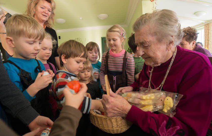 Die Neudorferin Magdalene Bethge bedankt sich beim Nachwuchs des Kindergartens für das Ständchen zu ihrem 100. Geburtstag.