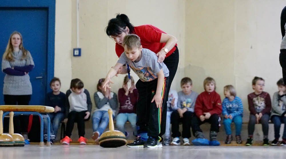 Florian Duck beim Bosseln mit Hilfe der Lehrerin Petra Fichtner.