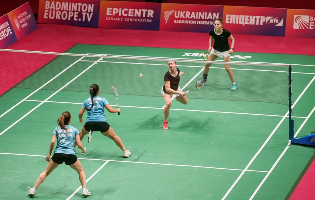 Das deutsche Doppel Annabella Jäger (r-l) und Stine Küspert spielt gegen Serena Au Yeong und Katharina Hochmeir aus Österreich.