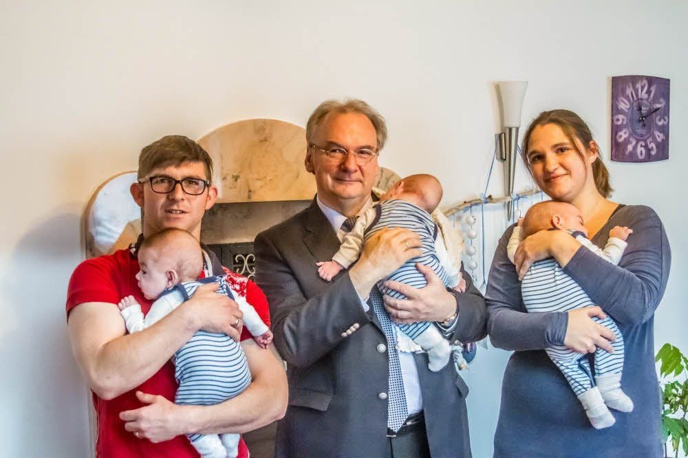 Ministerpräsident Reiner Haseloff besuchte die Drillinge von Claudia Ermitsch und David Kühnast in Mühlanger.