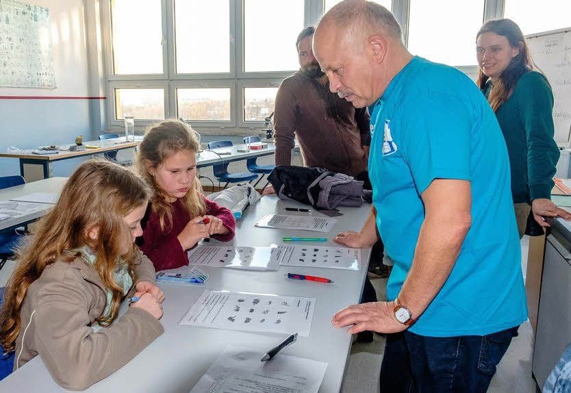 Biolehrer Ralf Röger macht ein Quiz mit Lena und Frieda (hinten).