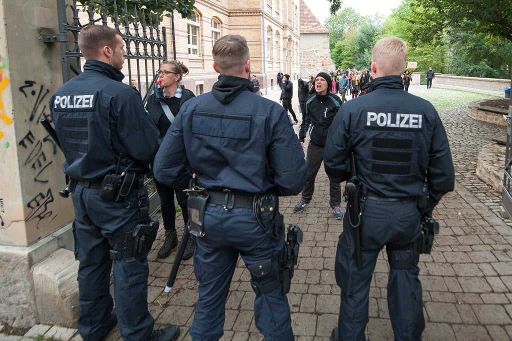 Bei einer Demonstration im thüringischen Schmalkalden ist es zu Angriffen auf Polizeibeamte gekommen (Symbolbild).