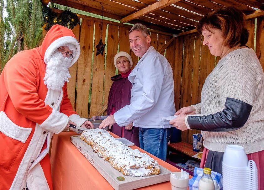 Stollenanschnitt durch Axel Klinger und den Weihnachtsmann