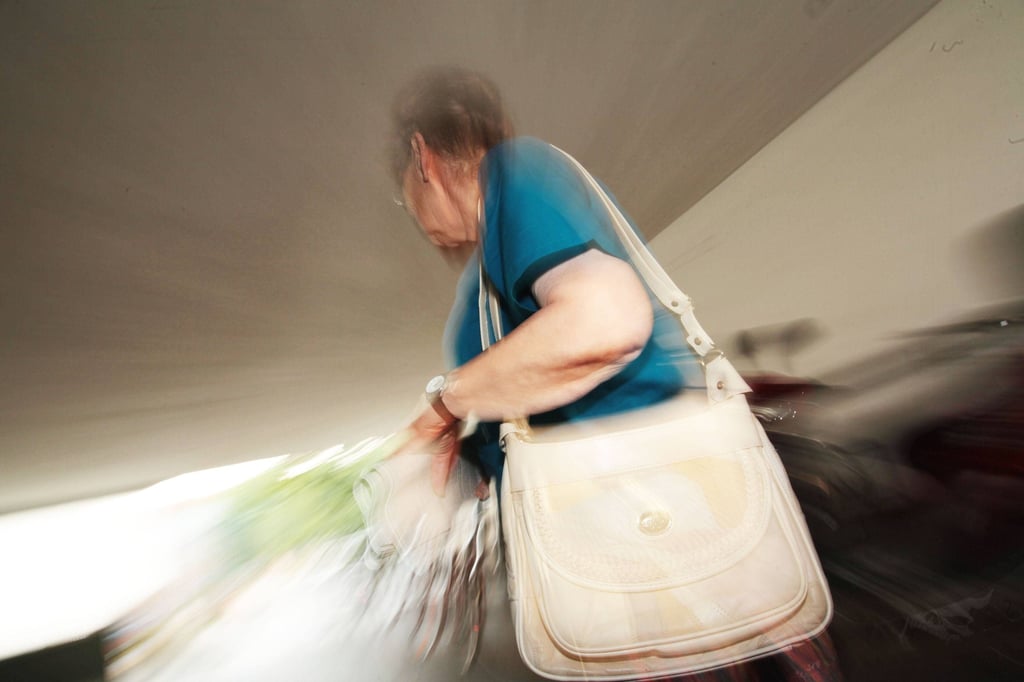 Eine 77-Jährige ist Opfer eines Handtaschenraubes geworden.