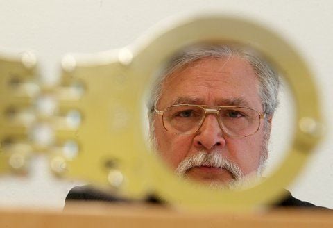 Der ehrenamtliche Jugendschöffe Lothar Pfeiffer sitzt hinter Handschellen in einem Sitzungssaal im Amtsgericht in Köthen (FOTO: DPA)
