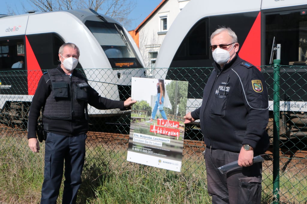Die beiden Polizeibeamten Ingo Kühl (links) und Peter Hartling warnen in Oschersleben vor dem illegalen Überqueren von Gleisen.