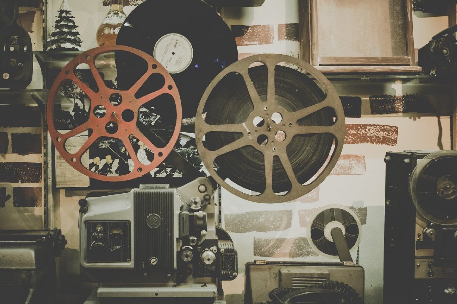 Ein historischer Filmprojektor