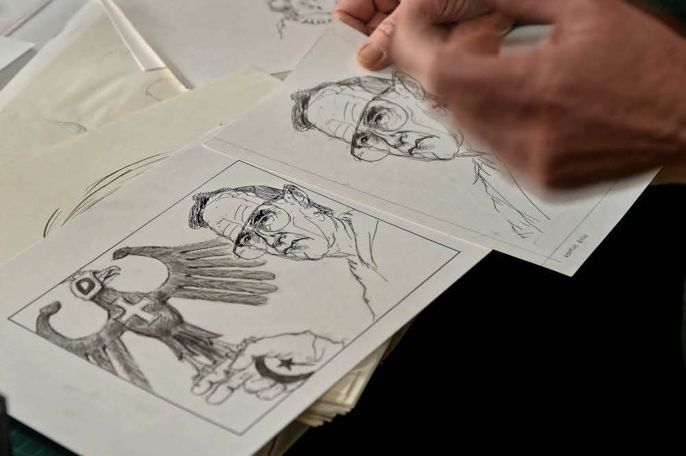 Täglich eine Karikatur. Und wenn es ganz schnell gehen musste, wurden die Politikerköpfe auch mal kopiert.