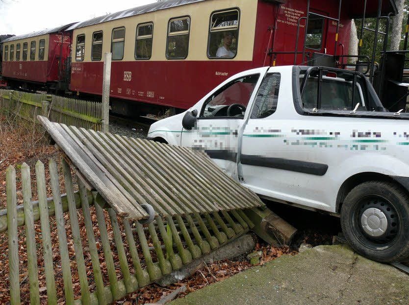 Das Auto wurde bei dem Zusammenstoß in den Zaun gedrückt.