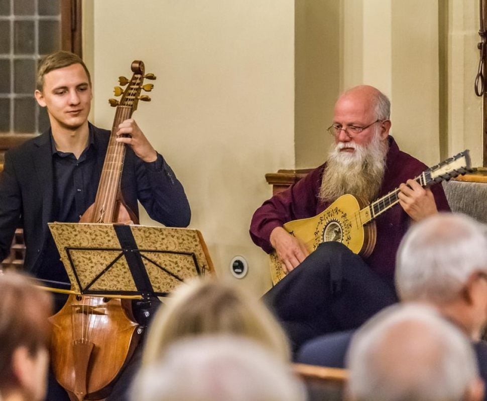 Tobias Höhne (links) und Thomas Höhne umrahmen die Präsentation im Alten Rathaus musikalisch mit Stücken aus der Renaissancezeit.