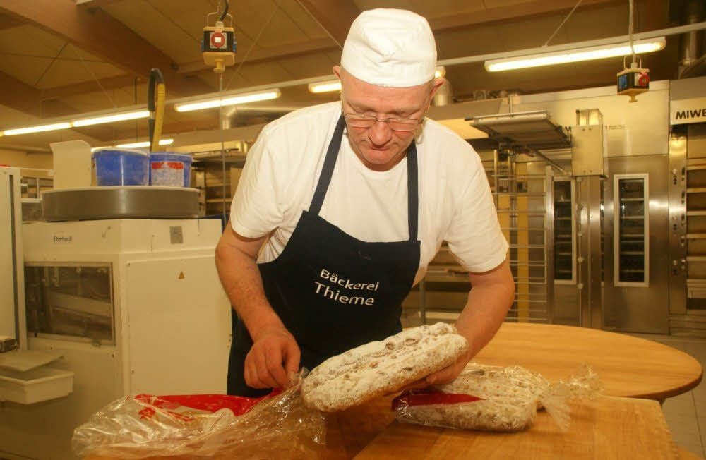 Bäckermeister Matthias Thieme verpackt das Gebäck.