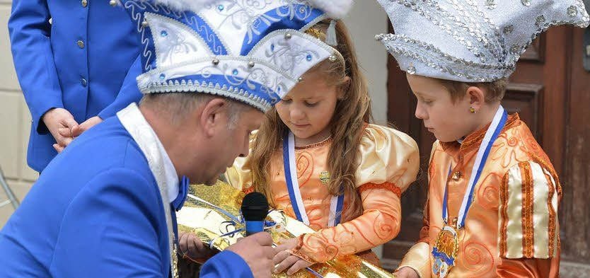 Das Kinderprinzenpaar Leonie und Leon mit dem goldenen Schlüssel.
