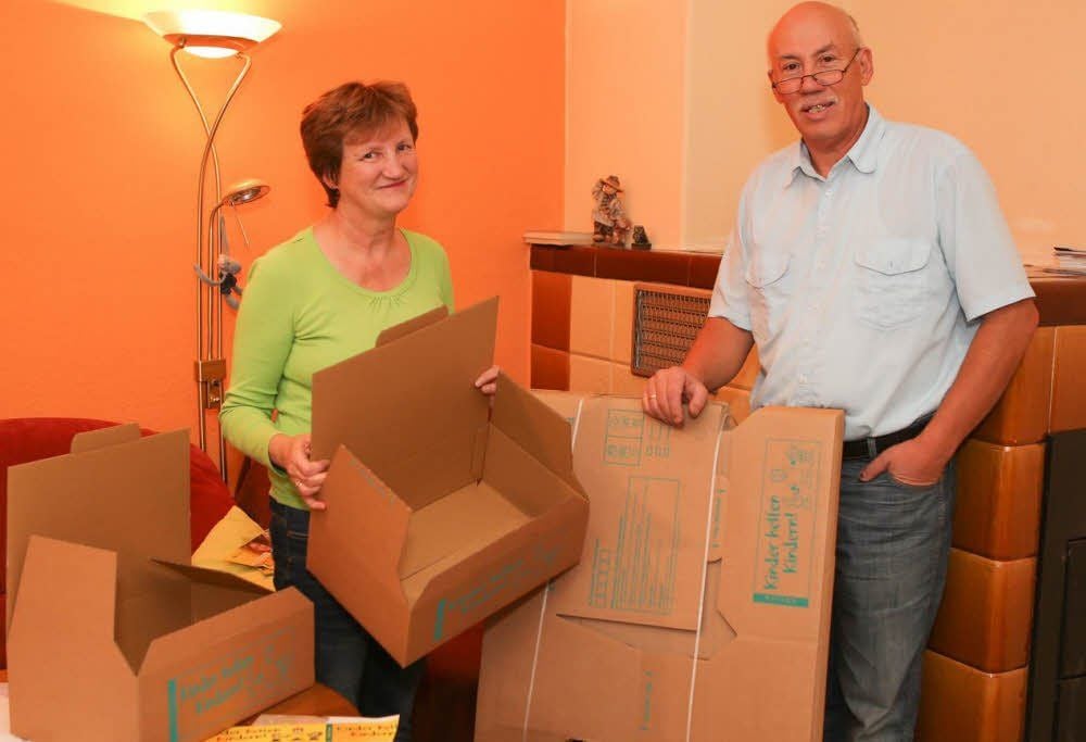 Die leeren Kartons stehen bereit. Birgit und Holger Meyer unterstützen die Aktion „Kinder helfen Kindern“.