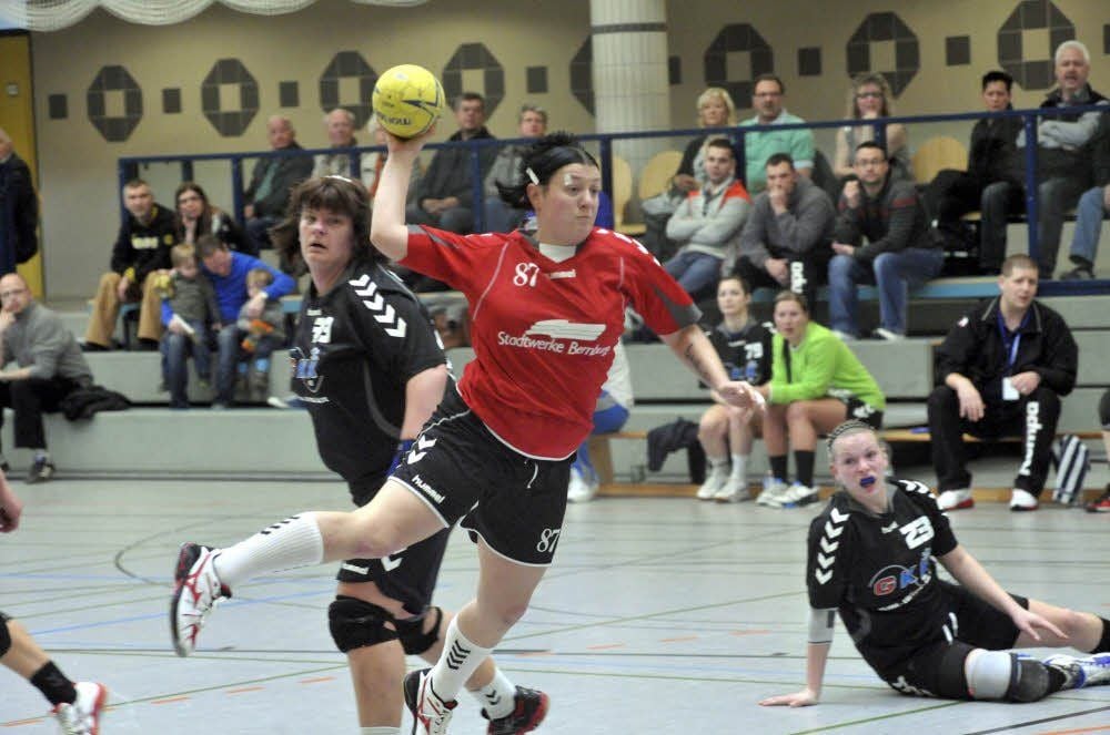 Alexandra Pajung (rot) kehrt zum SV Anhalt Bernburg zurück.