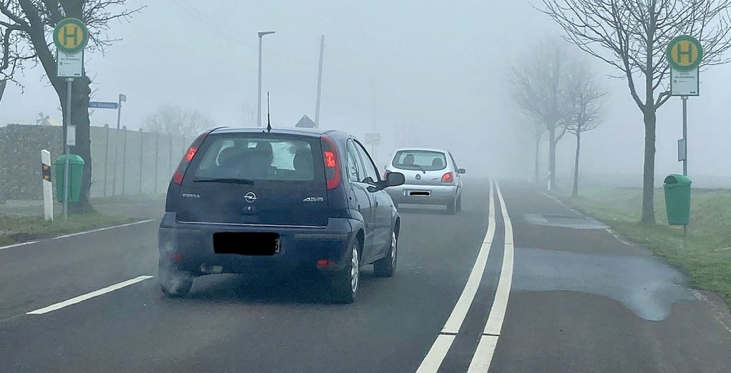 Über die Sohlener Hauptstraße gelangen Autofahrer in Fahrtrichtung Osten nach Westerhüsen und in den Salzlandkreis. In umgekehrte Richtung kann unter anderem zur Autobahn 14, in den Bördekreis und zum Einkaufscenter "Bördepark" gefahren werden. In Höhe des Wohngebiets "Am Kirschberg" ist in der Straße eine Bushaltestelle eingerichtet.