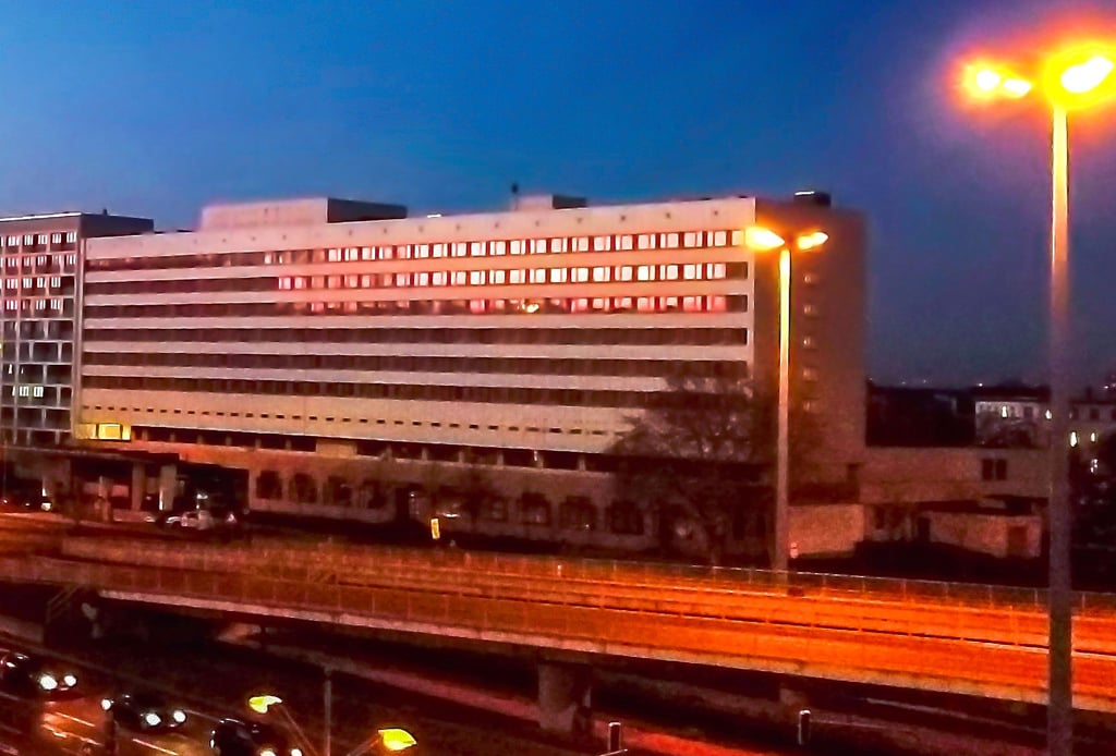 Die Lichter gehen aus: Das Maritim-Hotel in Halle hat nach 55 Jahren endgültig ausgedient. Es soll abgerissen werden.