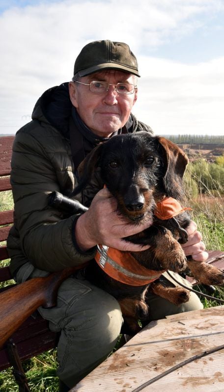 Wolfgang Meißner wird auf der Jagd und auf seinen Touren stets von seinem Dackel begleitet.