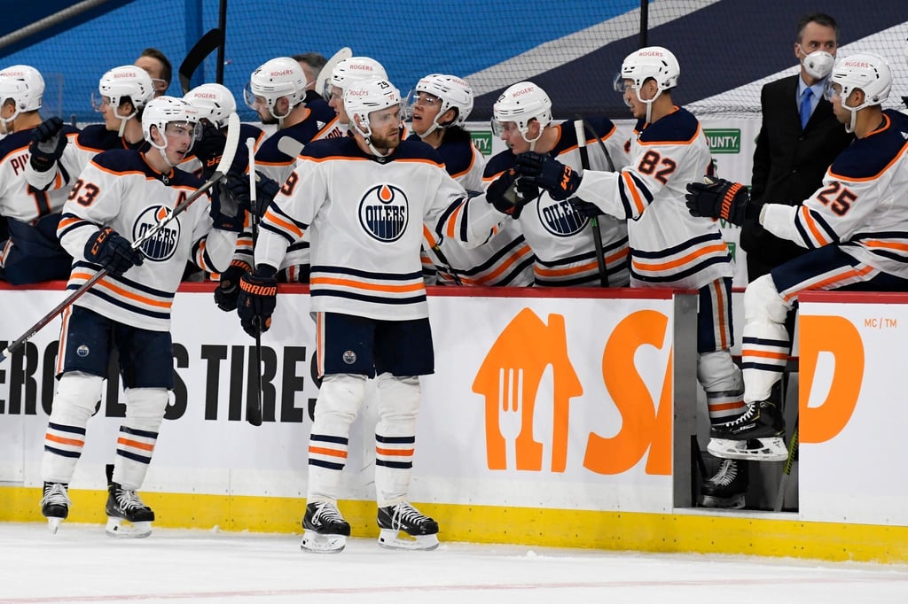 Leon Draisaitl (M) von den Edmonton Oilers feiert sein Tor mit den Teamkollegen.