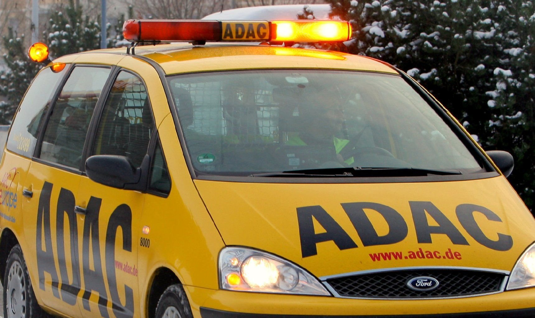 Müssen Autofahrer Pannenhelfern von ADAC und Co. Platz machen, wenn das gelbe Blinklicht eingeschaltet ist?