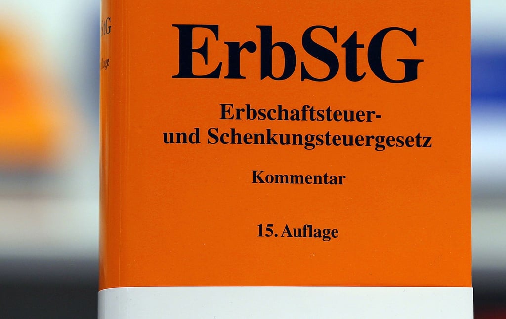 Erben, die für den Verstorbenen eine Steuererklärung abgeben, können die Kosten für den Steuerberater von der Erbschaftsteuer absetzen.