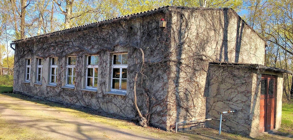 Das alte Gartenhaus im Park Mühlanger soll abgerissen werden und dafür das Mehrzweckgebäude für die Kita entstehen - wenn die Förderung klappt.