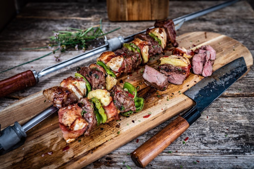 Der Clou an den Kalbsrücken-Spießen sind die mit Bacon umwickelten Camembert-Stückchen. So kann der Käse nicht herauslaufen.