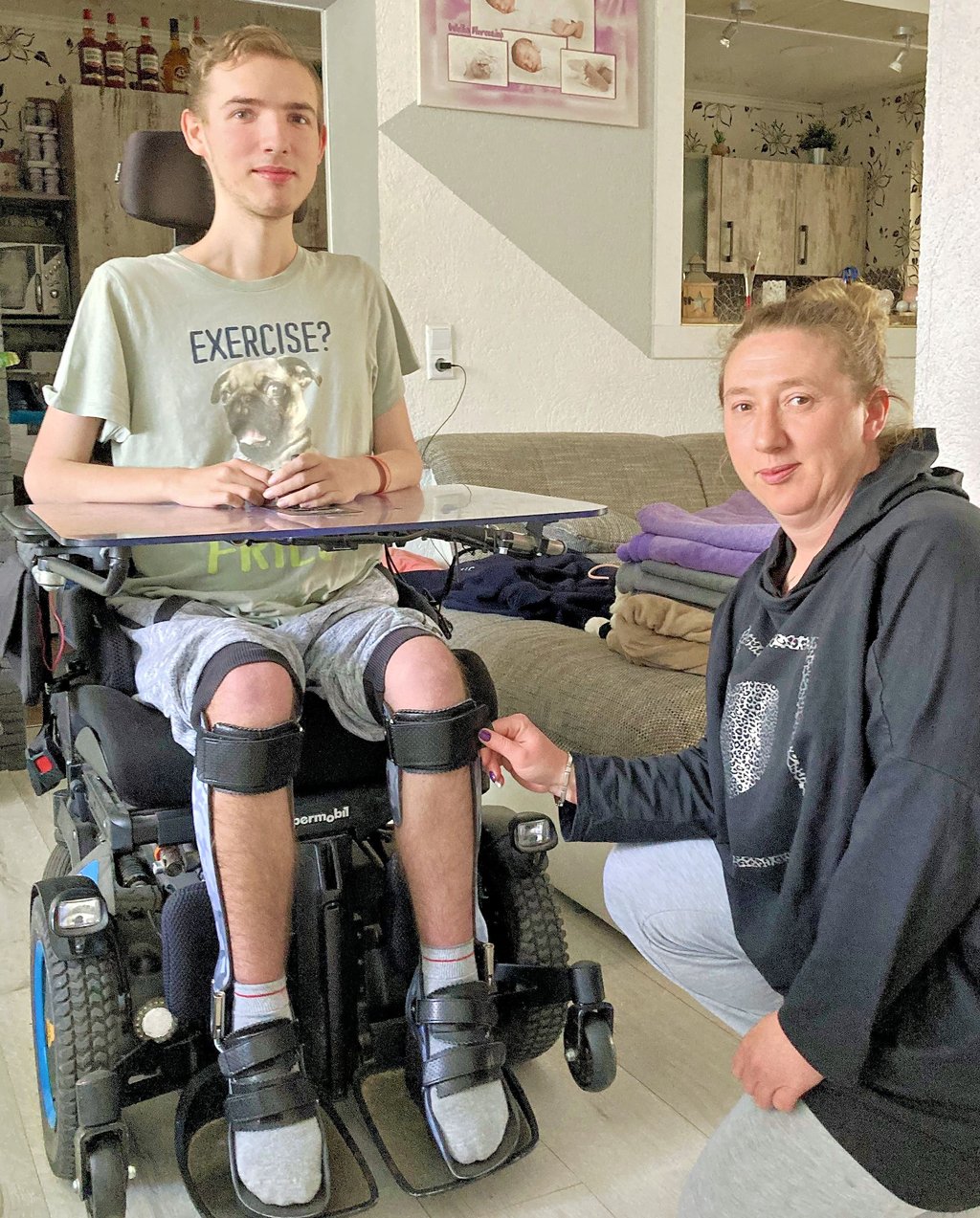 Max Barbie ist auf die Unterstützung seiner Mutter Helena angewiesen. Der 19-Jährige leidet an der Duchenne-Muskeldystrophie, einer muskulären Erbkrankheit, die unter anderem zu einer Versteifung von Gelenken führt. Orthesen sollen seine Beine entlasten. dafür benötigt er speziell angefertigte Schuhe, da herkömmliche Schuhe nicht passen.