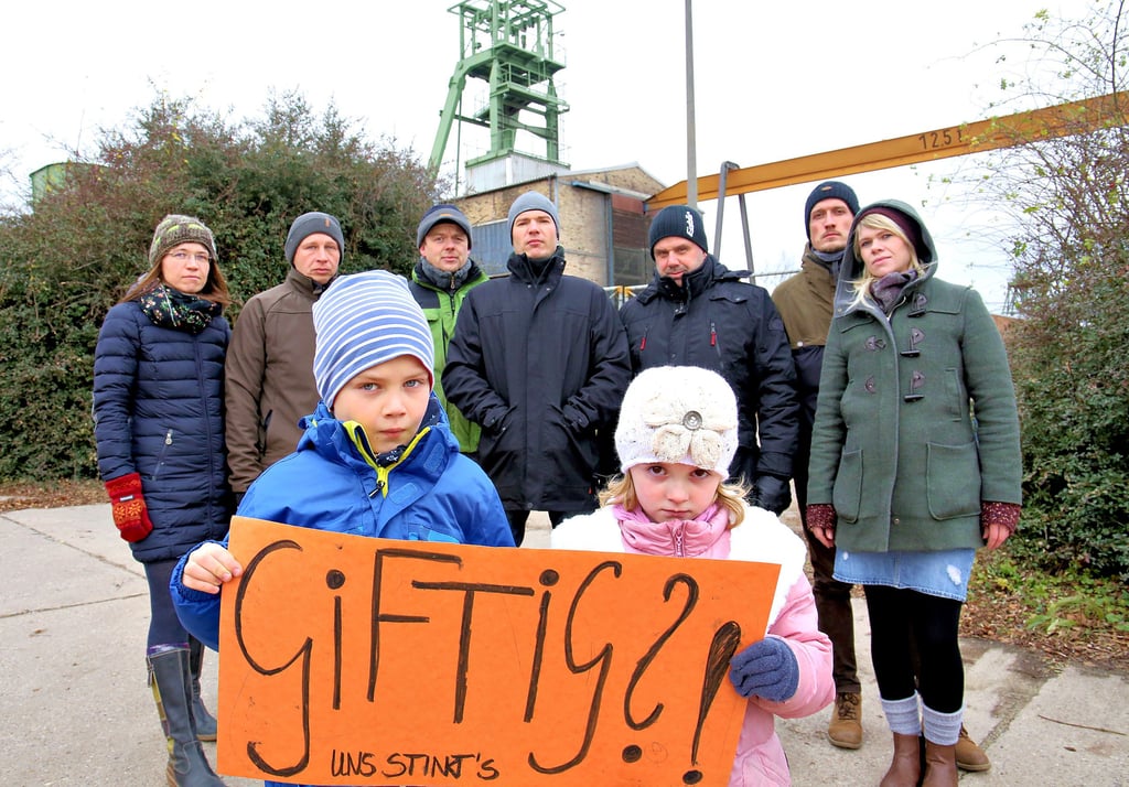 Seit vier Jahren beschweren sich Aderstedter Familien über üble Gerüche, die aus dem K+S-Abluftschacht in ihrem Dorf dringen. Dafür mitverantwortlich könnten Nitrosamine sein. Die organische Verbindung ist unter Tage im Bereich des Versatzbergbaus nachgewiesen worden und gilt als krebserregend.