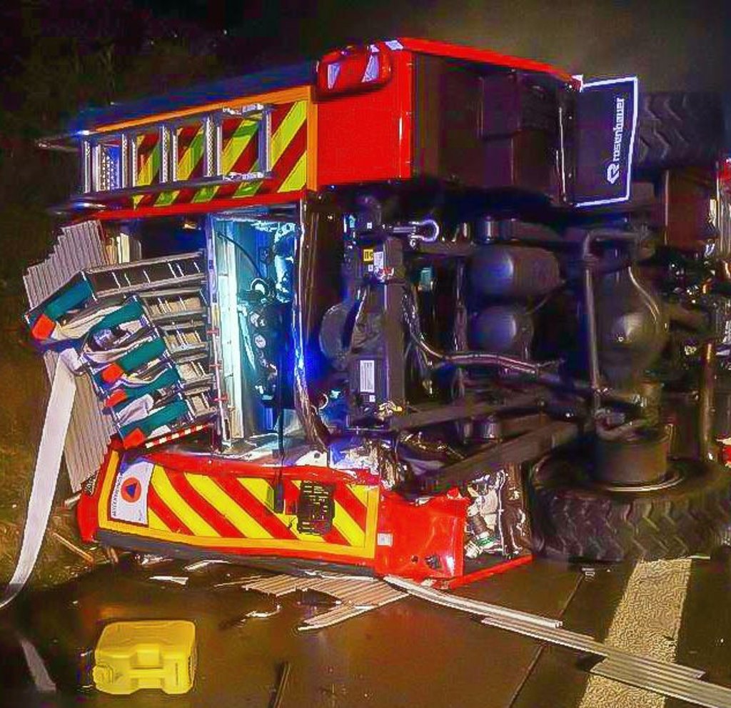 Bei seiner ersten Einsatzfahrt zu einem Hilfeleistungseinsatz auf der Autobahn 9 wurde das neue LF KatS gerammt und kippte um.