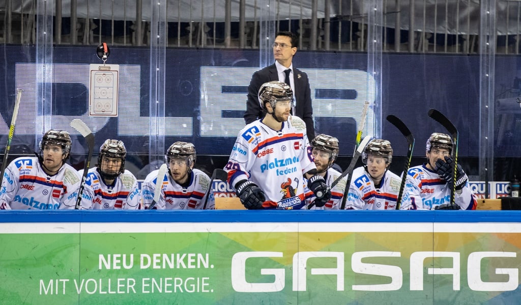 Brad Tapper (hinten) bleibt Trainer der Iserlohn Roosters.