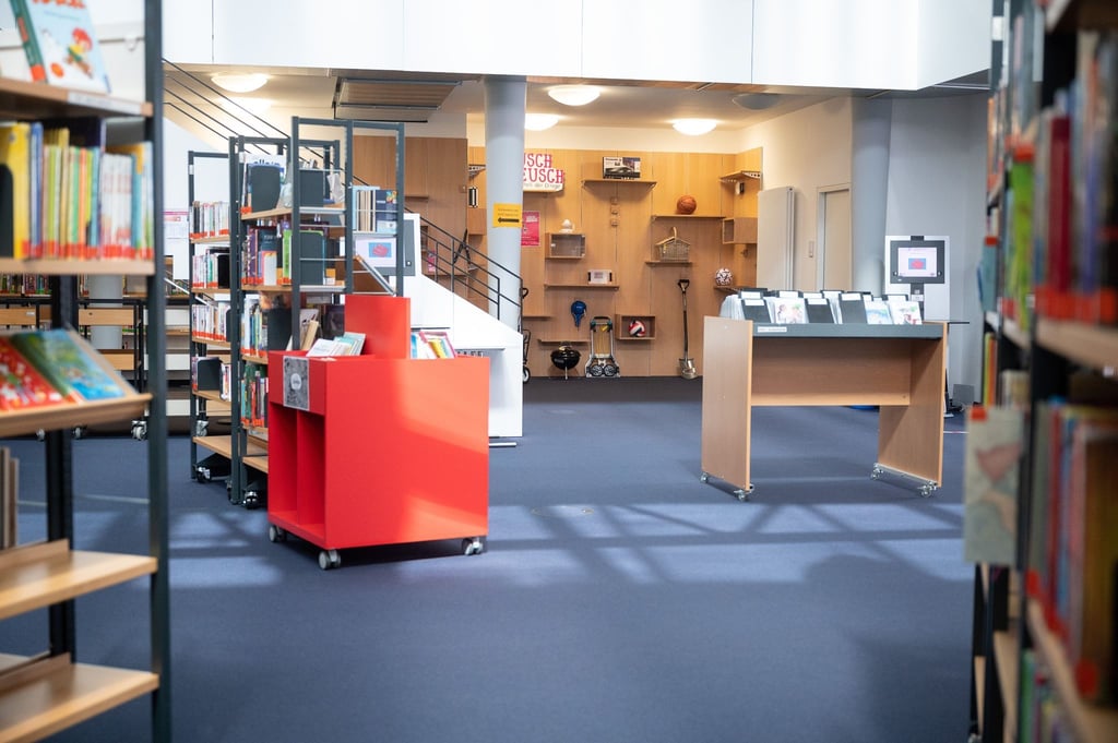Die „Bibliothek der Dinge“ ist hinter Büchern im Bibliothekszentrum Sachsenhausen zu sehen.