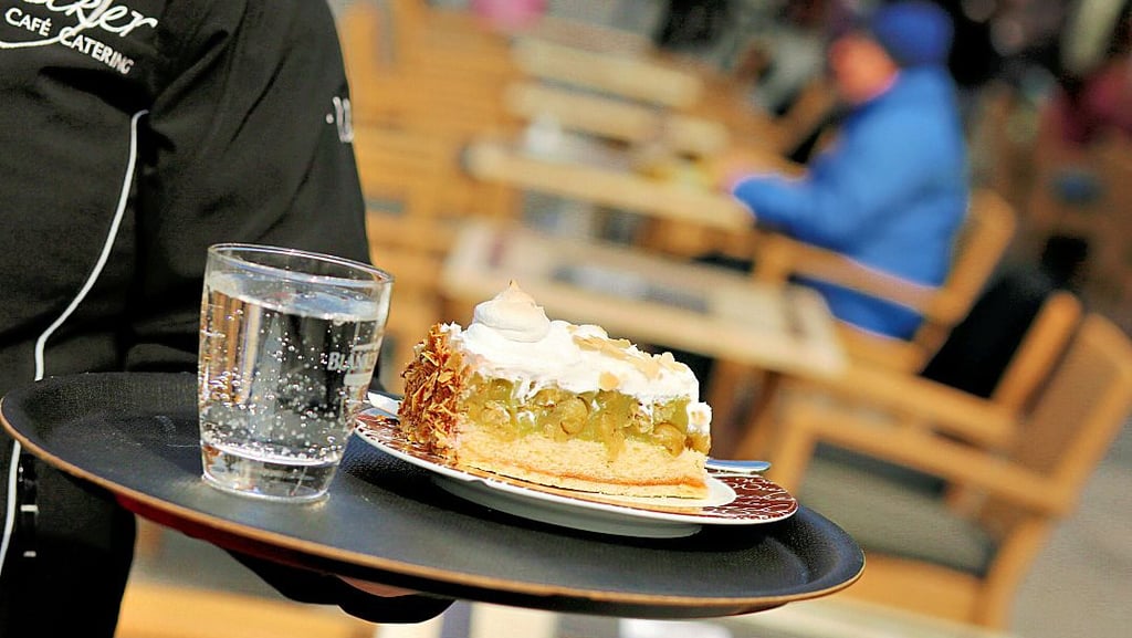 Noch Zukunftsmusik: Ein Stück Torte unterm Sonnenschirm. Der geplagten Gastronomie fehlen Öffnungsperspektiven.