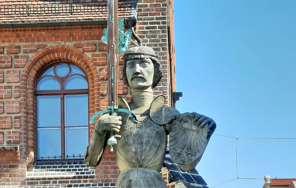 Erhält der Roland, der sogenannte Retter der Hanse, bald Gesellschaft in Form des Hochschulwappens als Vertreter der Stadt Stendal?