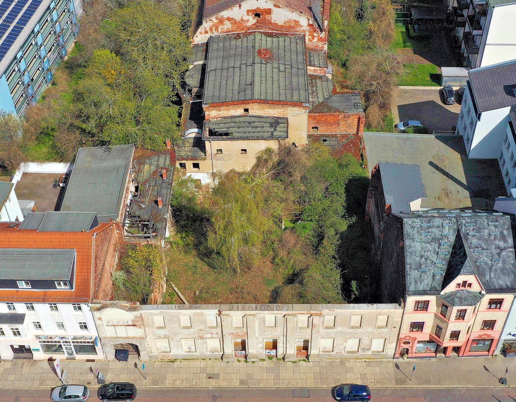 Von oben ist der schlechte Bauzustand hinter der historischen Fassade gut zu erkennen.