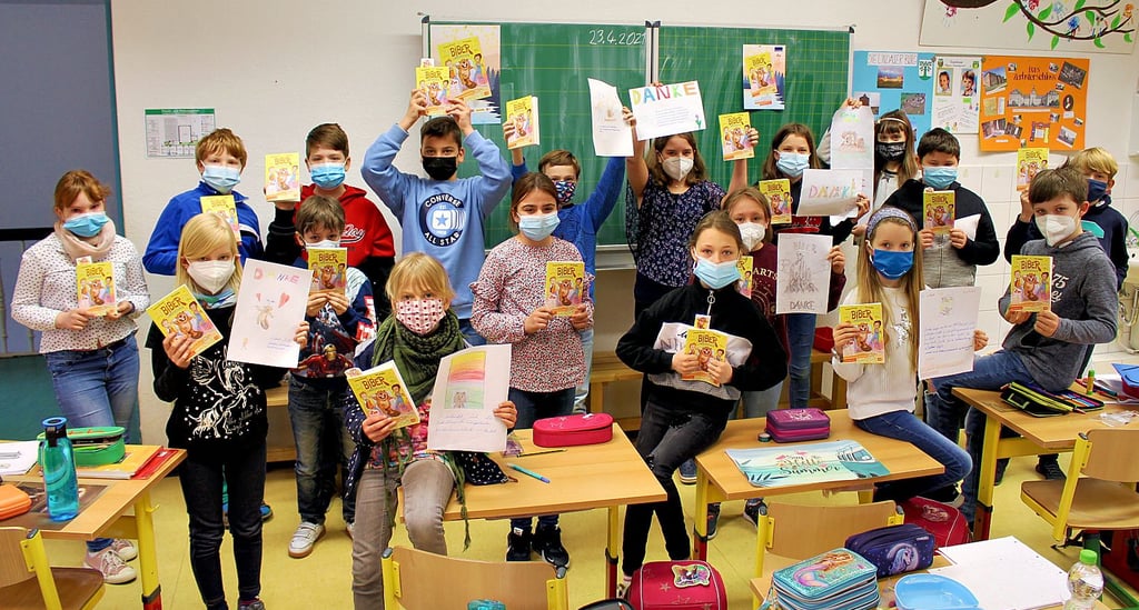 Die Eulenklasse der Bartholomäigrundschule in Zerbst freut sich über die Bücher.