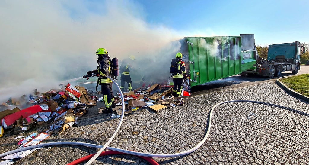 Nach dem Brand der Papierpresse mussten die Kameraden rund vier Tonnen Papier und Pappe aus dem Container ziehen und löschen. Das Löschwasser musste mühsam herangekarrt werden.