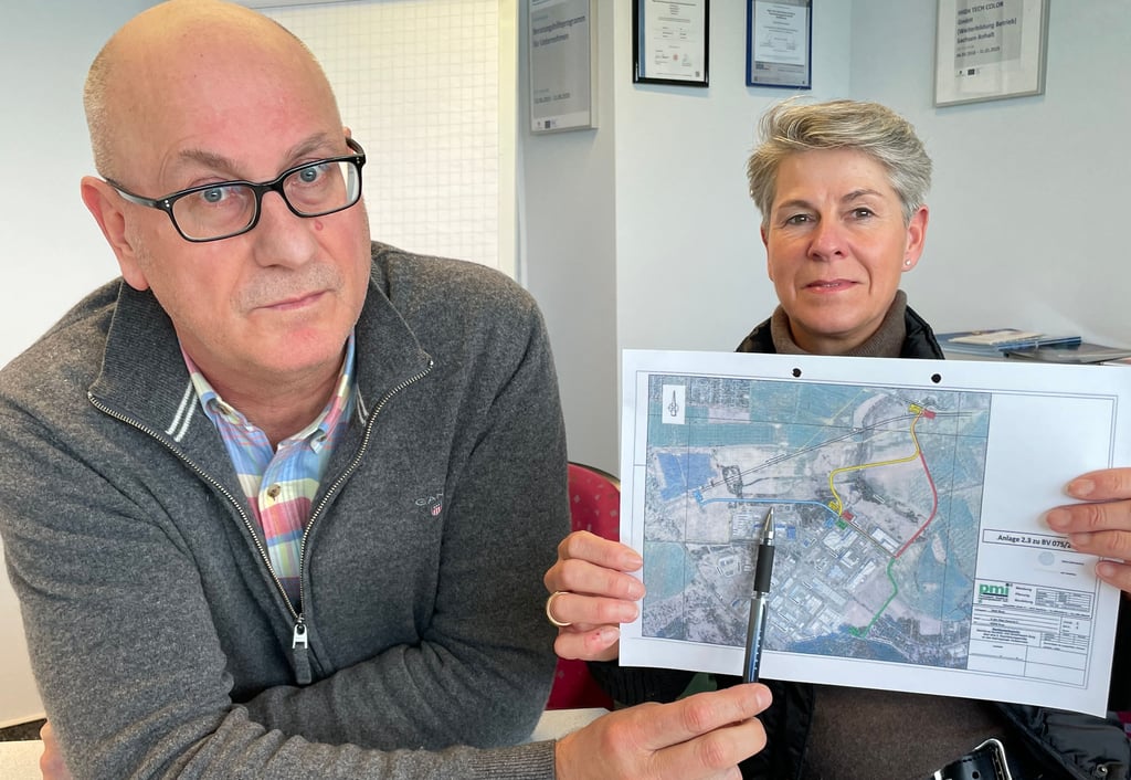 Thomas und Patricia Wagner, Geschäftsführer von High-Tech Color, werben für eine andere Trassenführung im IGP.