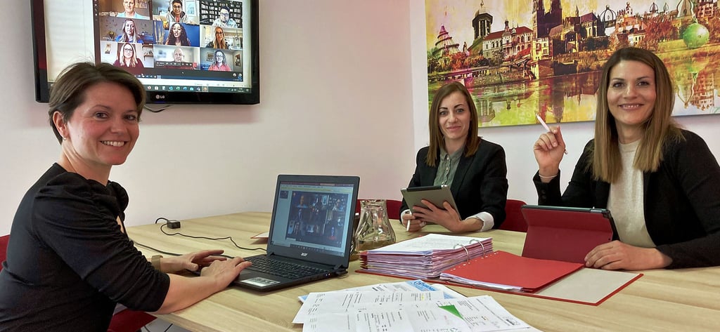 Unternehmerin Jessica Hoof (von links) beim Austausch mit ihren Mitarbeiterinnen Juliane Horneffer und Kathleen Lippelt. Laptop und Tablet-PC sind dabei unverzichtbar geworden.