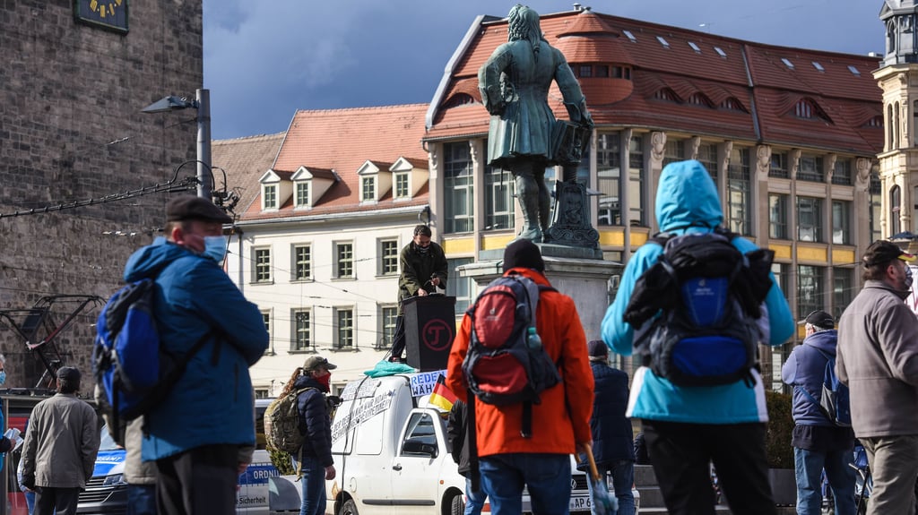 Demo von Sven Liebich auf dem Marktplatz in Halle.